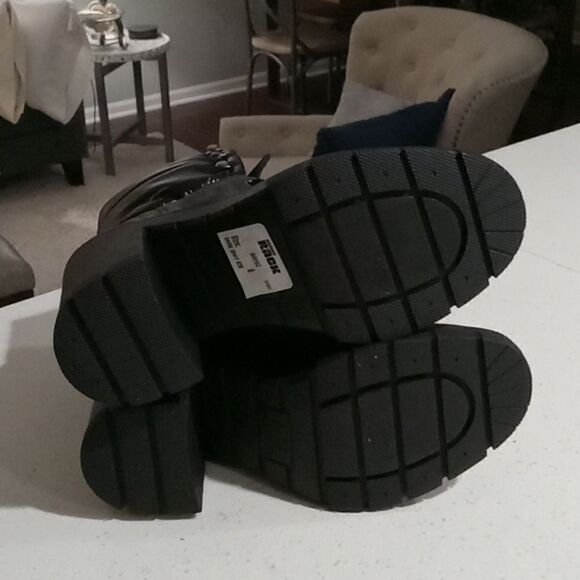 Marc Fisher Velima lace up bootie. Gray suede with puffy collar. Size 6 NWT - Picture 5 of 5